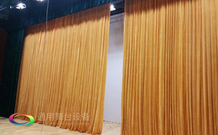 舞臺大幕舞臺阻燃幕布www.bjhht.com、二、三道幕等分割表演區域，移換場景不間斷