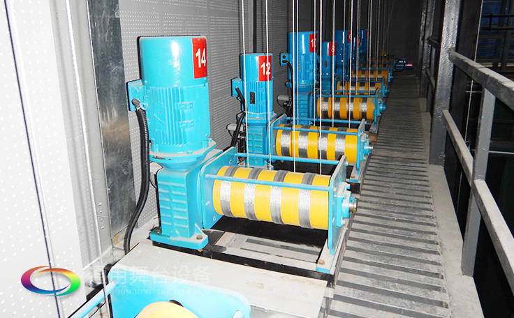 舞臺大幕舞臺阻燃幕布www.bjhht.com 、二、三道幕等分割表演區域，移換場景不間斷