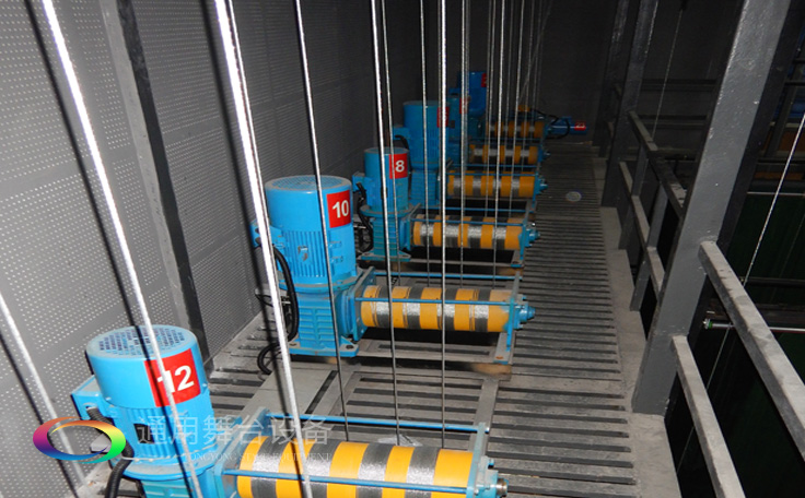 十余年銳意攀登，奮發(fā)圖強！舞臺幕布、機械等一站式選購供應(yīng)商，舞臺機械、音響、燈光工程設(shè)計施工承包壹級資質(zhì)——通用舞臺