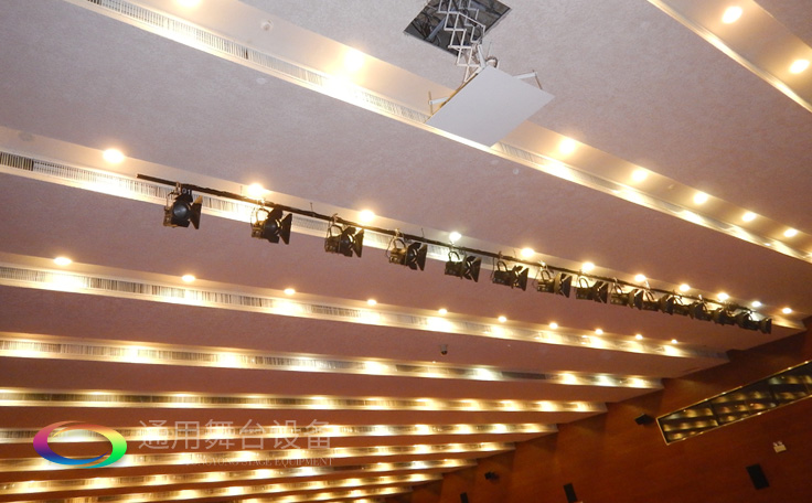 十余年銳意攀登，奮發(fā)圖強！舞臺幕布、機械等一站式選購供應(yīng)商，舞臺機械、音響、燈光工程設(shè)計施工承包壹級資質(zhì)——通用舞臺