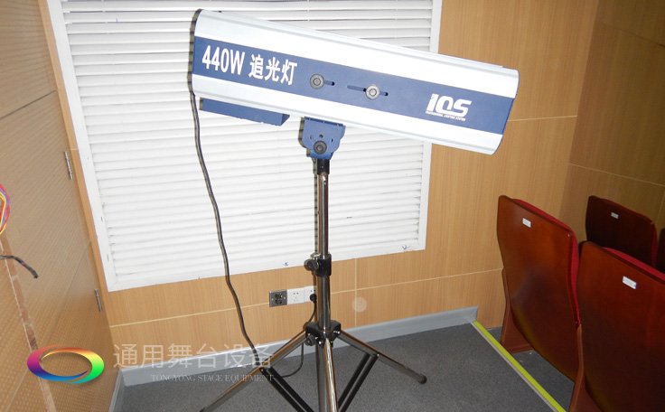 十余年銳意攀登，奮發(fā)圖強！舞臺幕布、機械等一站式選購供應(yīng)商，舞臺機械、音響、燈光工程設(shè)計施工承包壹級資質(zhì)——通用舞臺