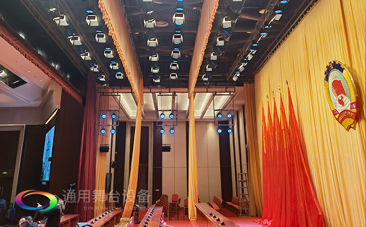 堅持一絲不茍，嚴(yán)控質(zhì)量！定制禮堂阻燃幕布、十面會旗會議幕等！只為呈現(xiàn)更好的舞臺幕布效果！