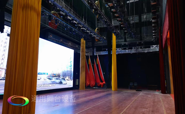 通用舞臺廣西桂醫(yī)報告廳阻燃幕布項目竣工并投入使用，為學(xué)校教學(xué)科研、人才培養(yǎng)提供更好的服務(wù)!