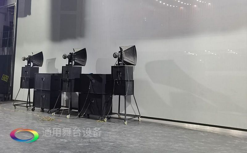通用舞臺承建：南京曉莊學院報告廳舞臺項目（舞臺音響、舞臺燈光吊桿、舞臺幕布等）