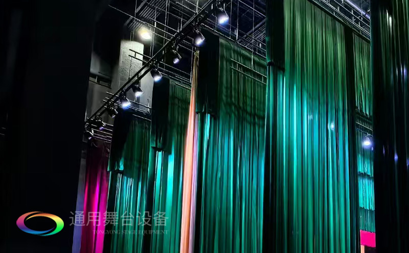 打造區(qū)域性融媒體綜合服務(wù)的新標桿！曲靖融媒體中心全新舞臺幕布系統(tǒng)投入使用